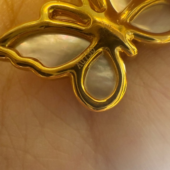 18K Yellow Gold Mother of Pearl Butterfly Pendent Charm - Picture 2 of 9